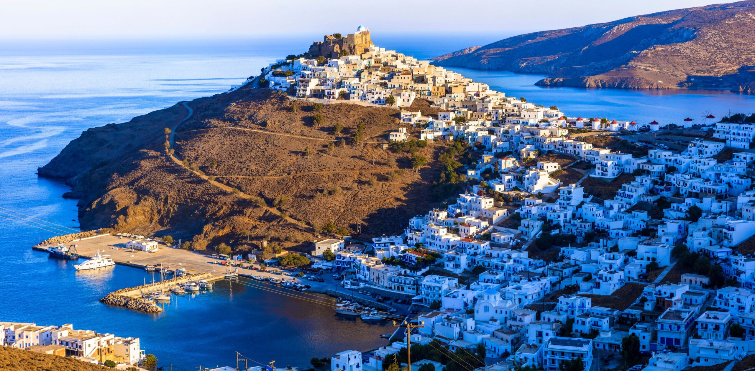 Cel mai bine păstrat secret al Greciei: destinația cu plaje turcoaz și case albe, ignorată de turiști. Poate rivaliza cu Mykonos