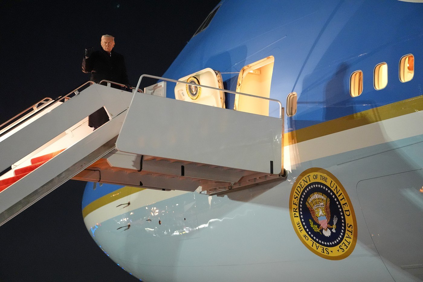 Conflictul dintre Trump și presa americană escaladează. CNN, exclus de la bordul Air Force One