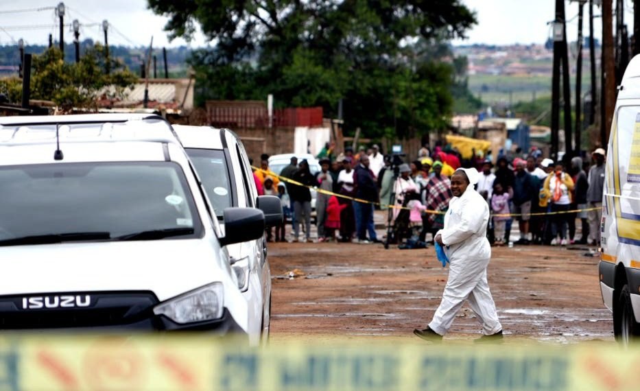 Masacru în două localuri din Africa de Sud, în aceeași noapte: 27 de oameni au fost uciși în atacuri armate