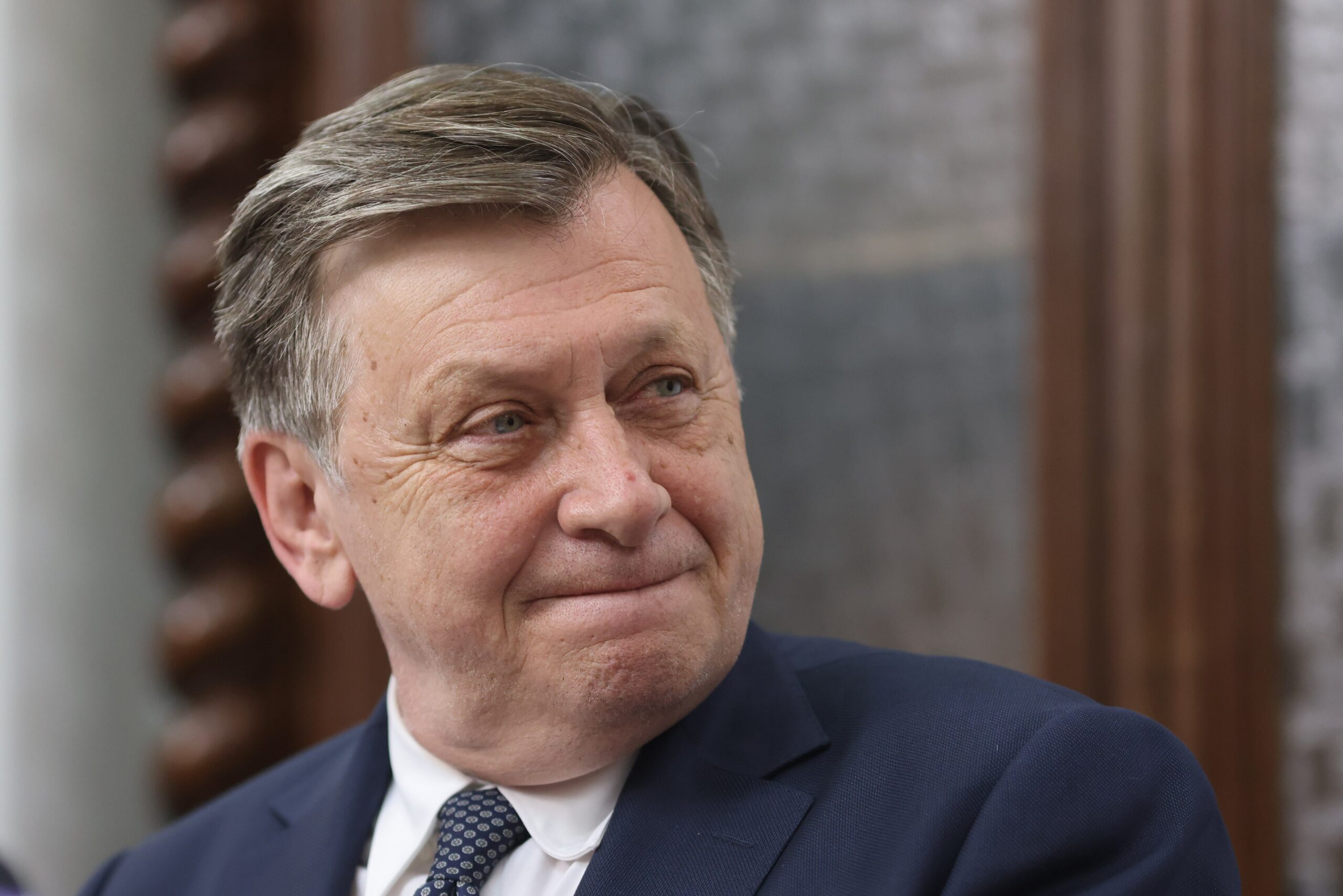 Crin Antonescu acuză PNL de „stupiditate fără egal” în privința Guvernului Mureșan: „Își reneagă organizat și zgomotos propriul trecut”
