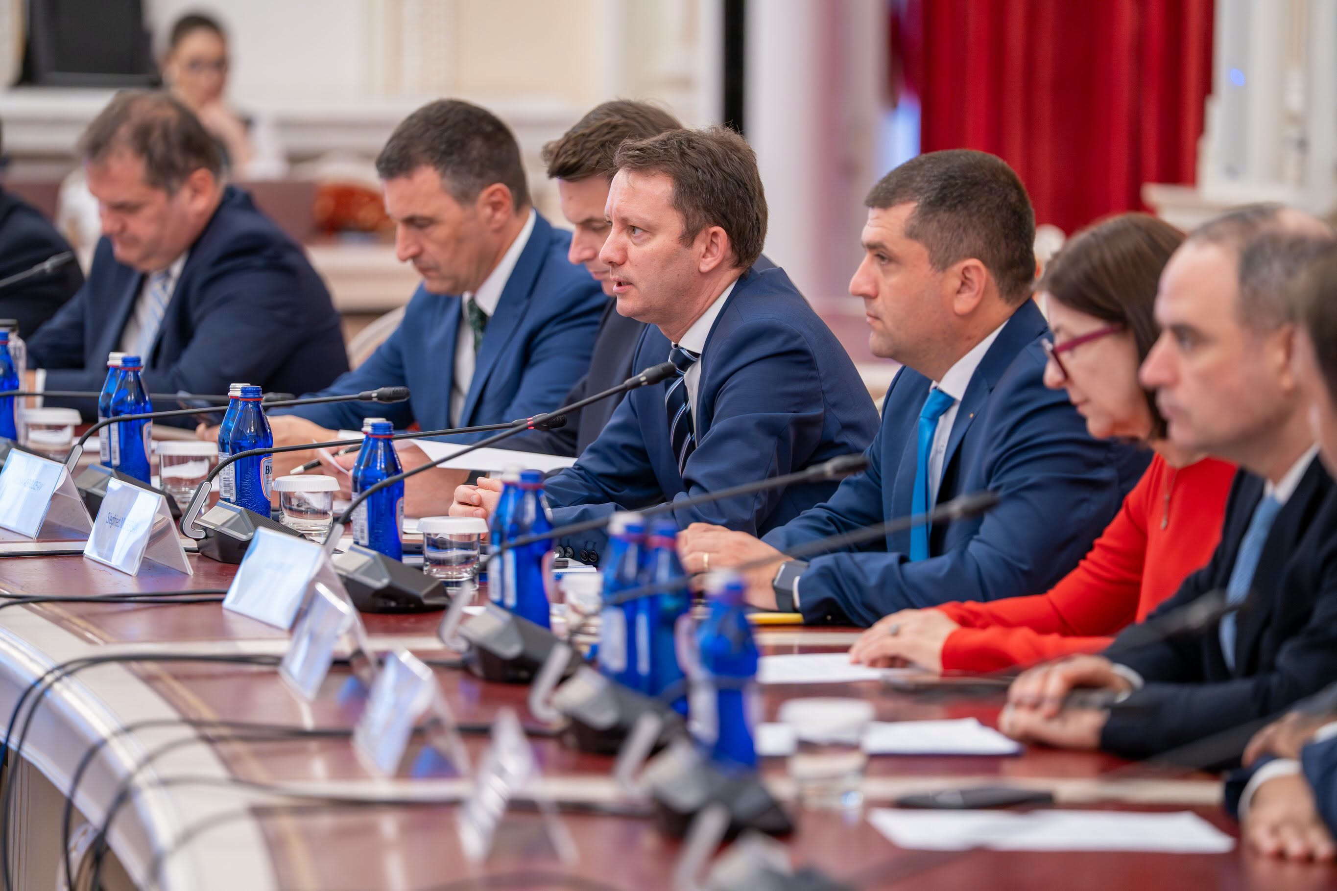 Guvernul Mureșan ajunge astăzi la votul final în Parlament