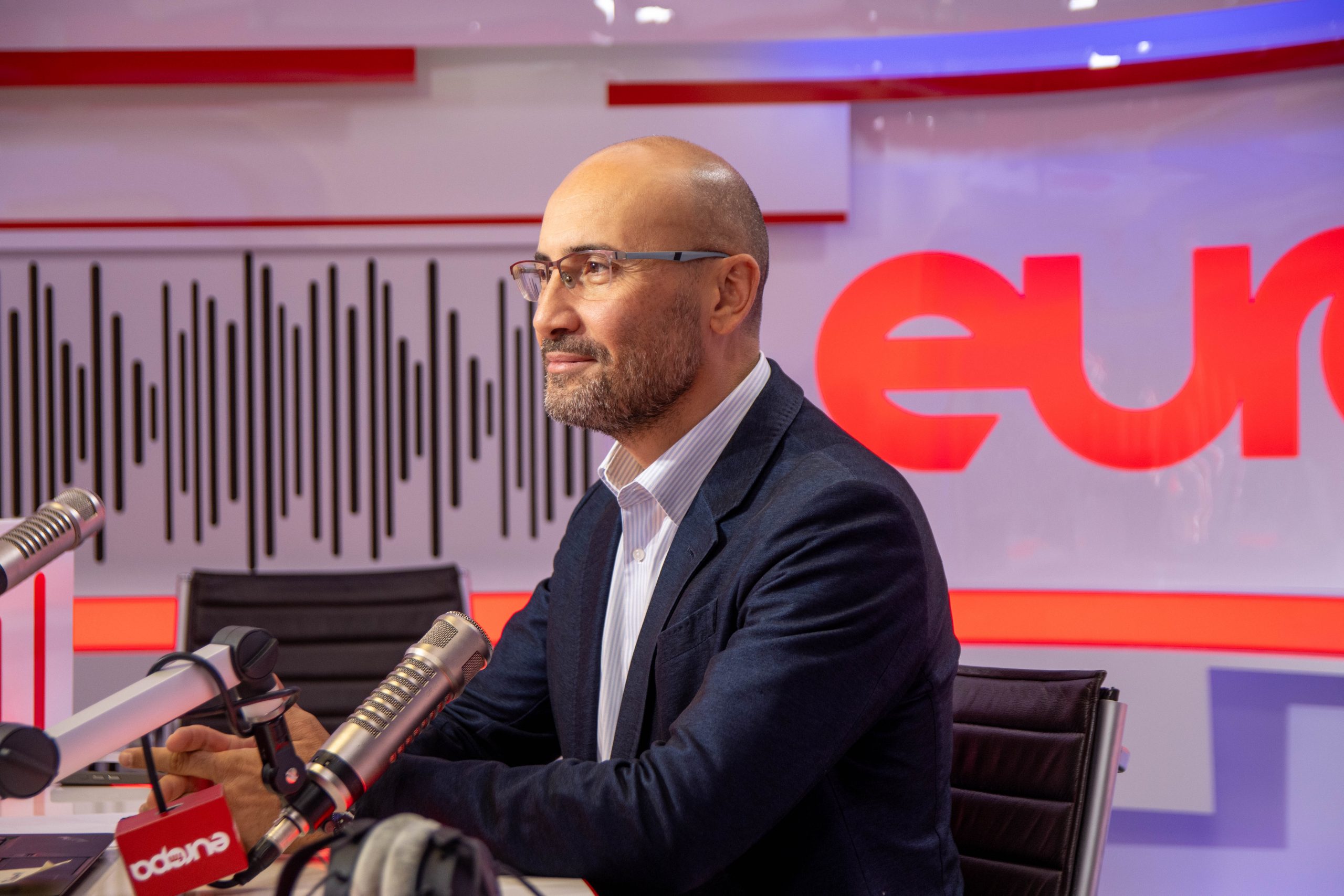 De ce se ferește Nicușor Dan să-l nominalizeze pe Grindeanu premier. Valeriu Turcan: „Ar prelua funcția la 10 ani după OUG 13. Oamenii n-au uitat” : Europa FM