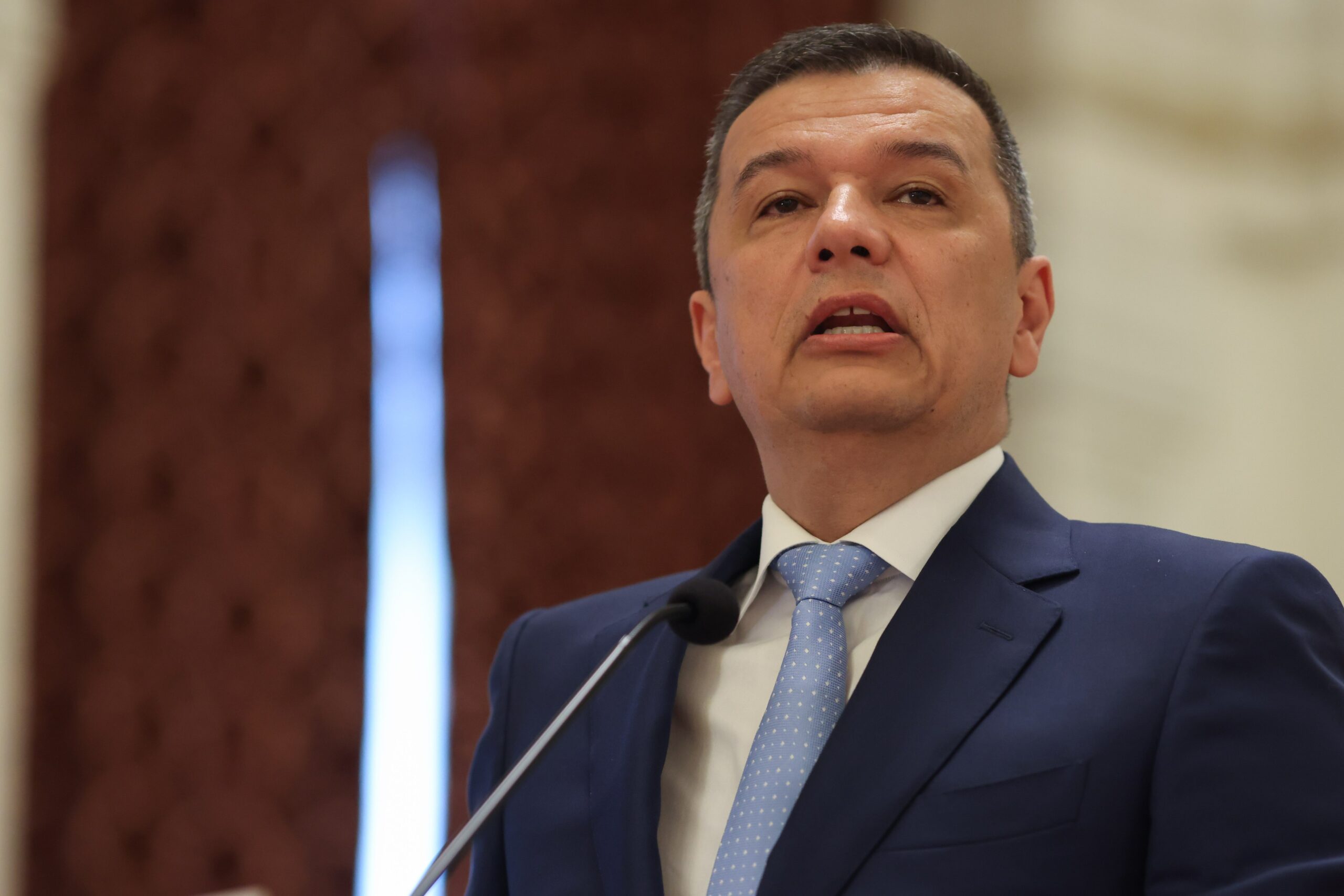 PSD decide luni dacă susține Guvernul Luca Niculescu. Grindeanu vrea refacerea majorității, Bolojan exclude o alianță