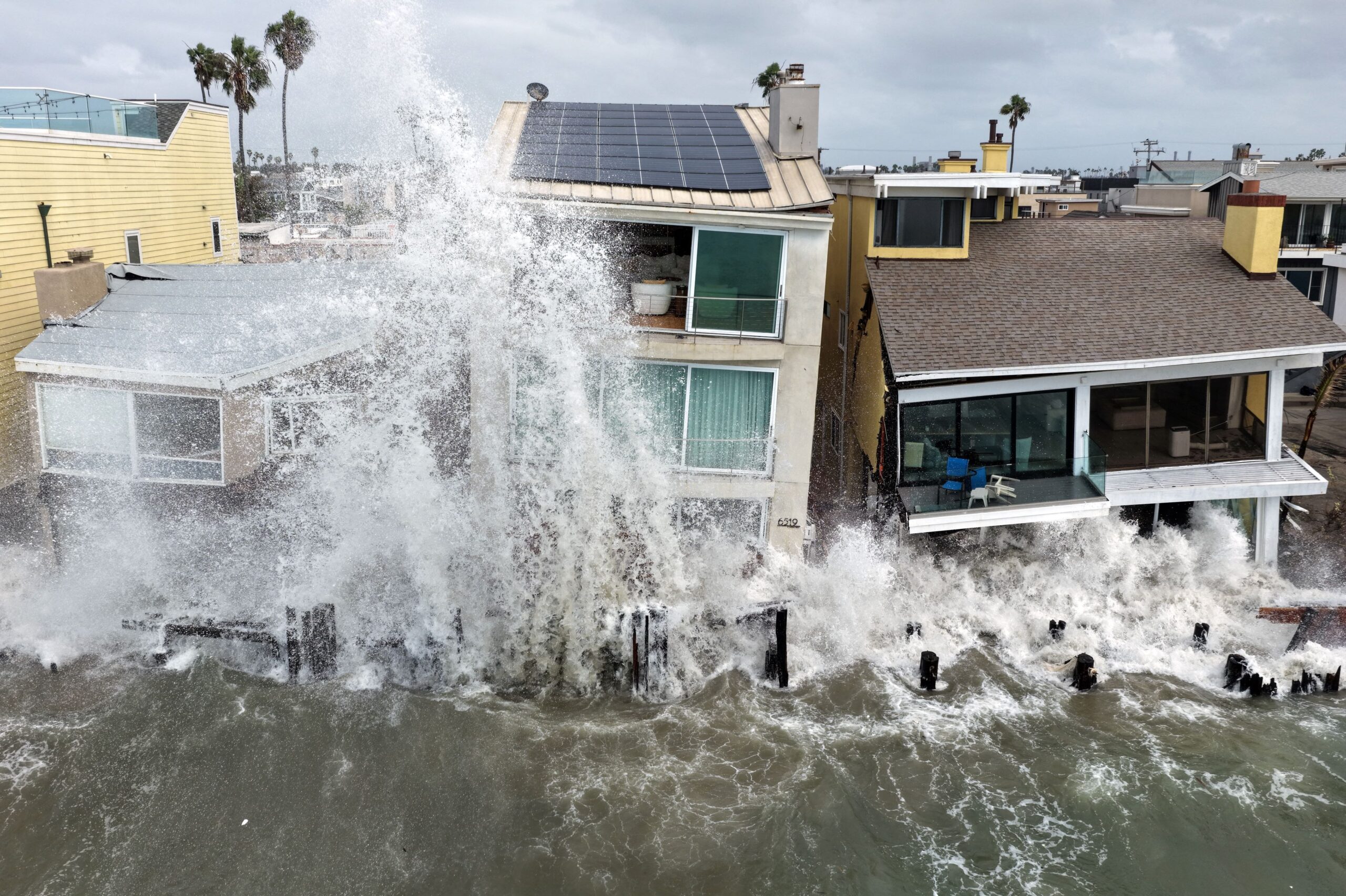 Furtuna tropicală Rachel a devastat sudul Californiei. Celebra promenadă din Long Beach a fost distrusă, iar locuințele, evacuate
