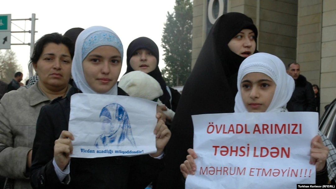 Proteste la Baku împotriva interdicției privind hijabul în școli. 37 de persoane au fost arestate
