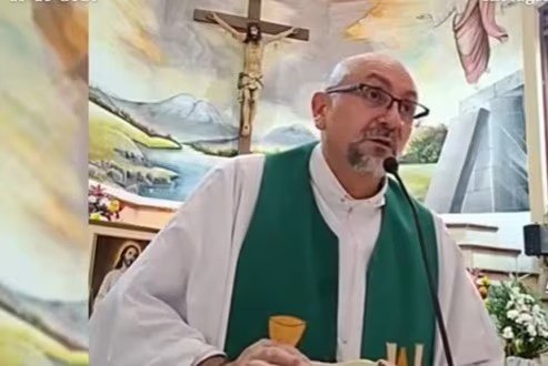 Cine era preotul ucis de o cruce în timpul slujbei transmise în direct. „A trăit făcând bine”