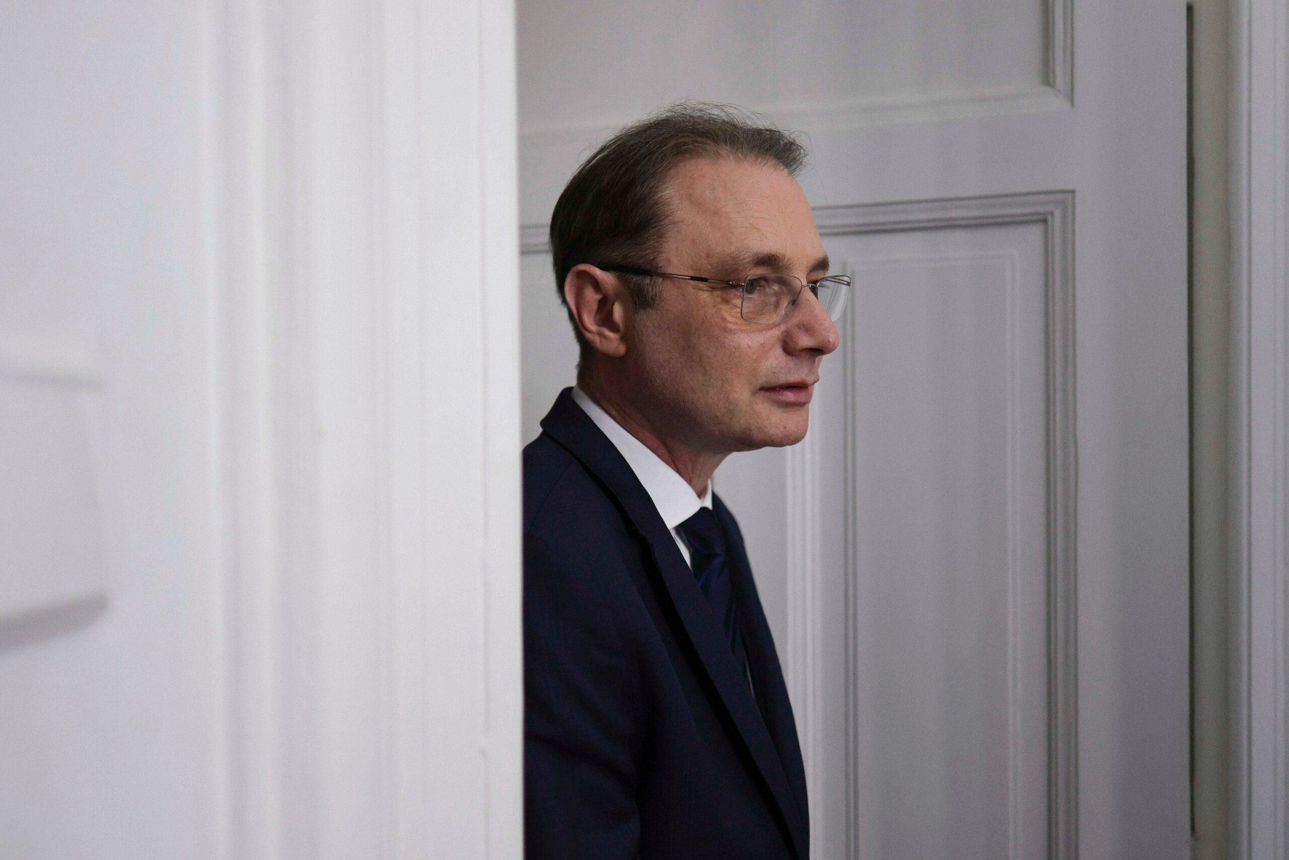 Guvernul Luca Niculescu, zi decisivă în Parlament. De ce are șanse reale de a fi învestit