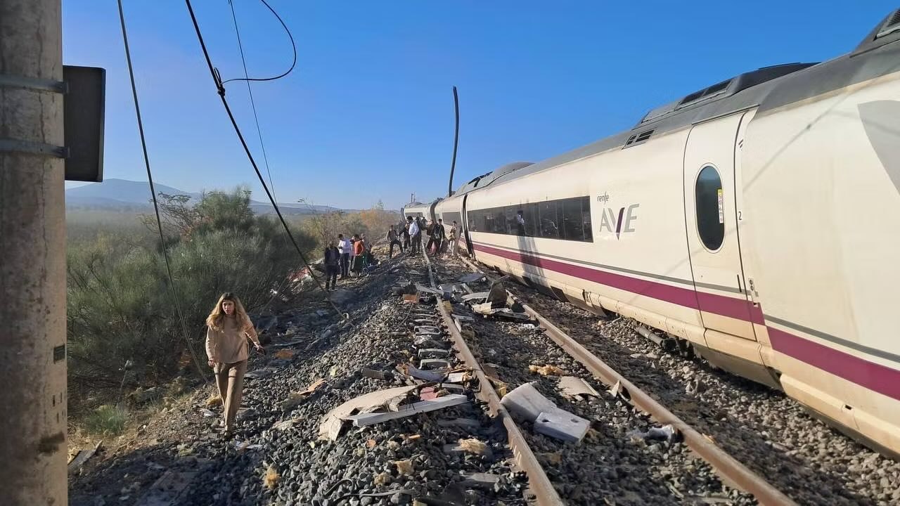 Două trenuri de mare viteză s-au ciocnit în Spania: „Sunt mulți morți, este oribil”, confirmă un martor al accidentului