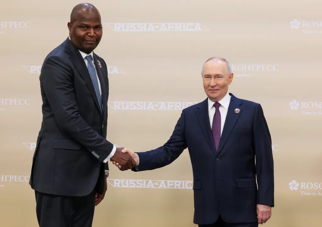 Putin, situație penibilă alături de președintele Mozambicul. Diferența de înălțime a stârnit ironii pe internet