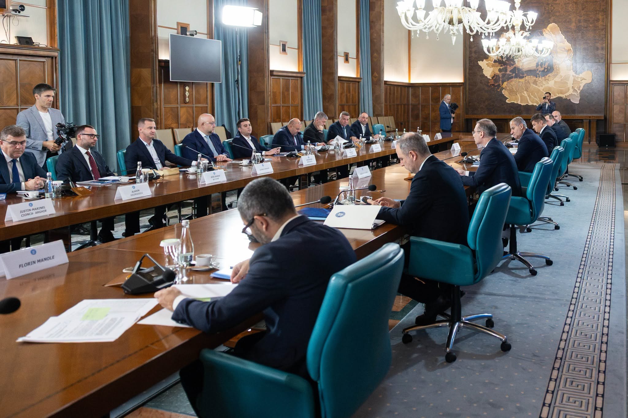 Guvernul a dat undă verde controversatei mese de protocol pentru 1.000 de persoane, pe care Bolojan a refuzat să o adopte. Recepția, legată de candidatura României la UIT