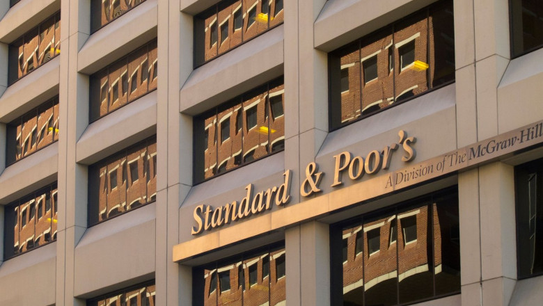 S&P menține ratingul României la „BBB-/A-3”, cu perspectiva negativă