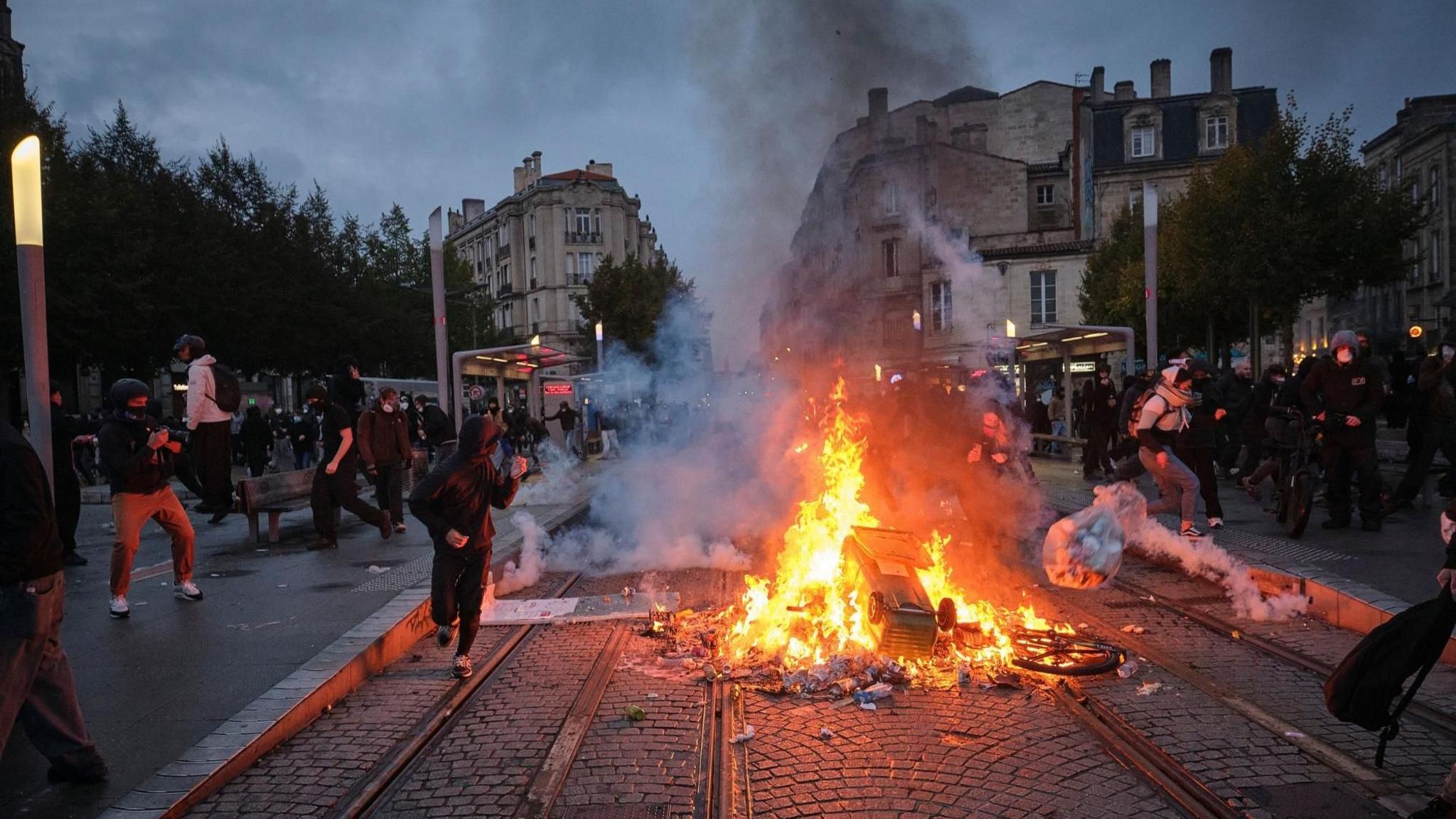 Rusia încearcă să profite de protestele violente din Franța