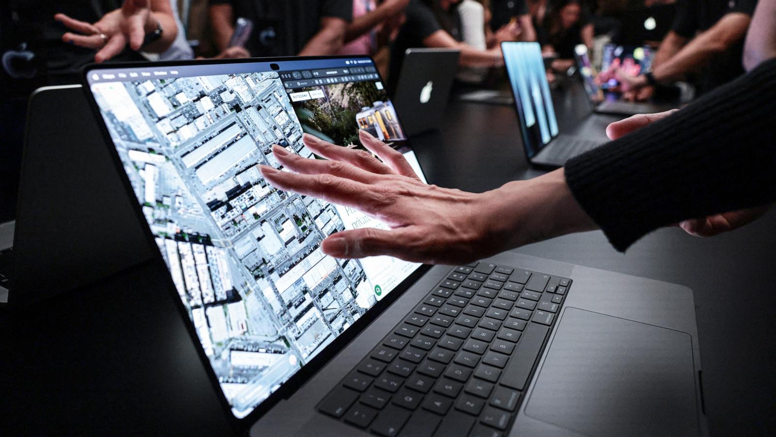 Apple lansează primul MacBook cu touchscreen din istoria companiei